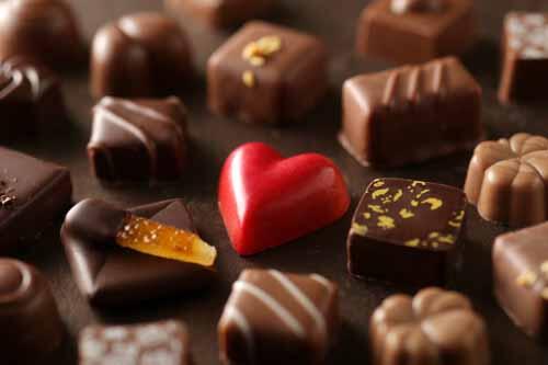 チョコレート_挿入画像7_さまざまな形のチョコレートの画像.jpg