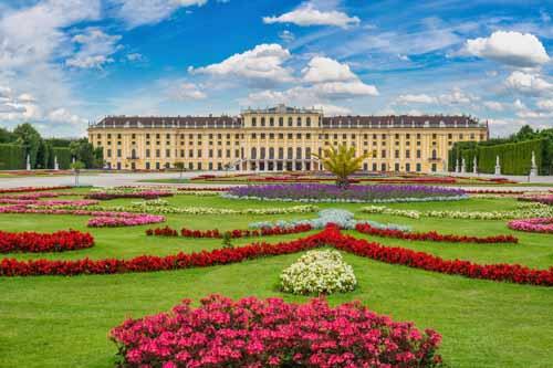 ザッハトルテ_挿入画像1_ウィーンにあるシェーンブルン宮殿の画像.jpg
